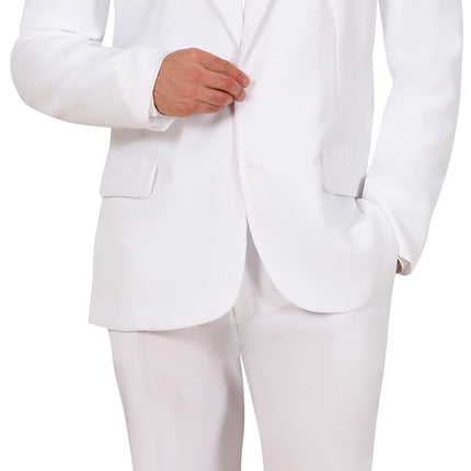 Hommes en costume blanc