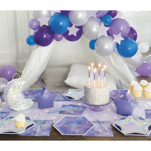 Guirlande de lettres violettes de joyeux anniversaire