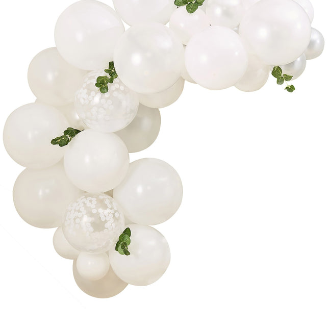 Arche de ballons blancs avec feuilles