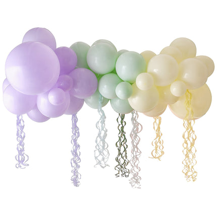 Arche de ballons colorés avec pompons