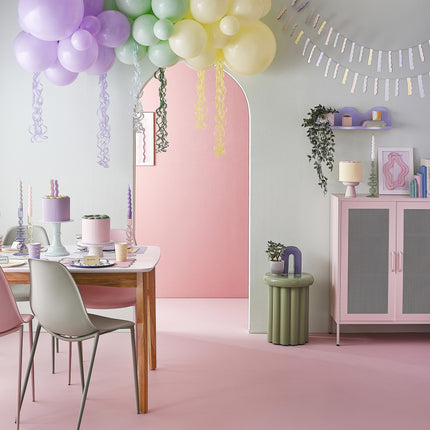 Arche de ballons colorés avec pompons