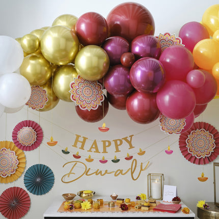 Arche de ballons colorés avec éventails en papier