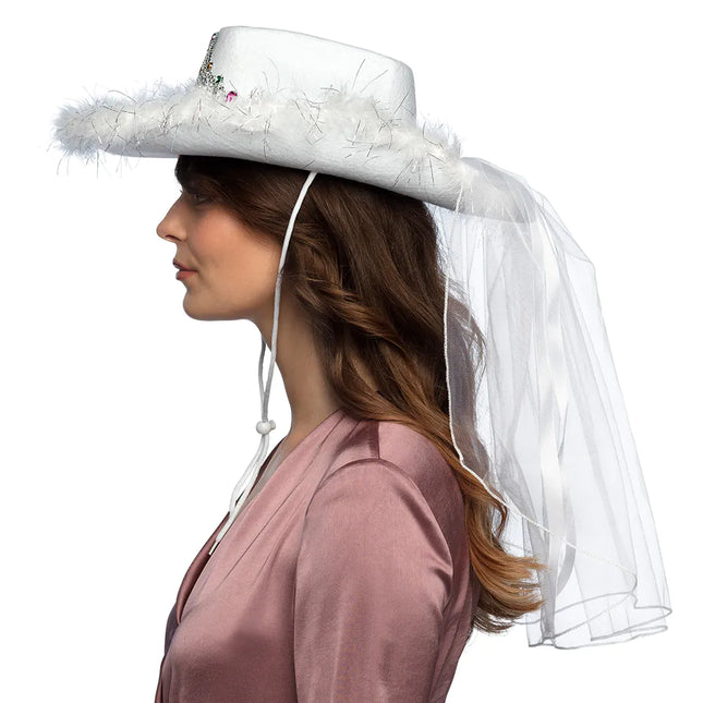 La mariée au chapeau blanc