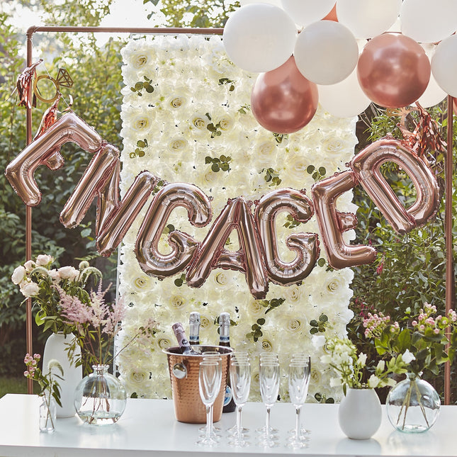 Guirlande de lettres de mariage en or rose Engaged