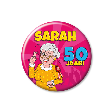 Bouton 50 ans Hourra Sarah 5.5cm