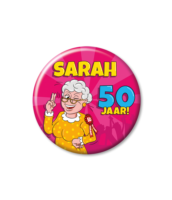 Bouton 50 ans Hourra Sarah 5.5cm