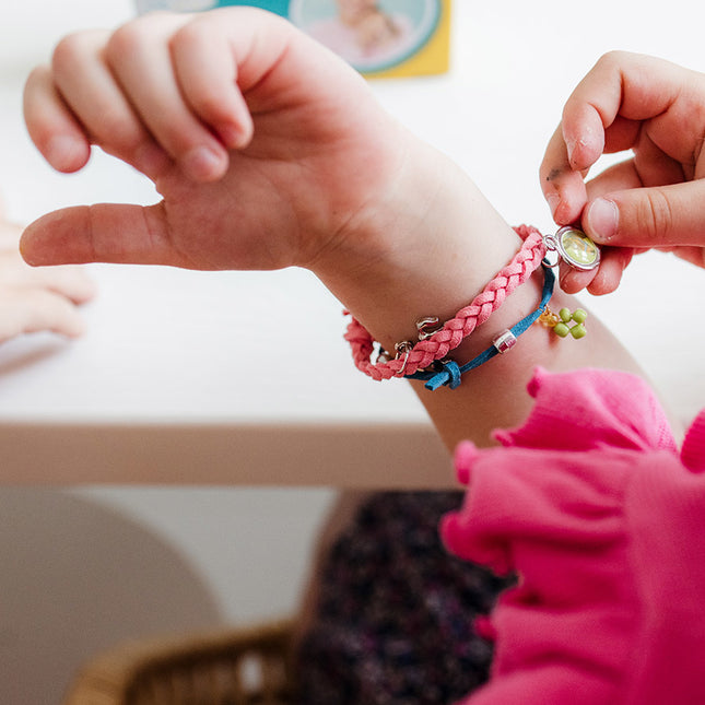 Fabrique des bracelets de cheval