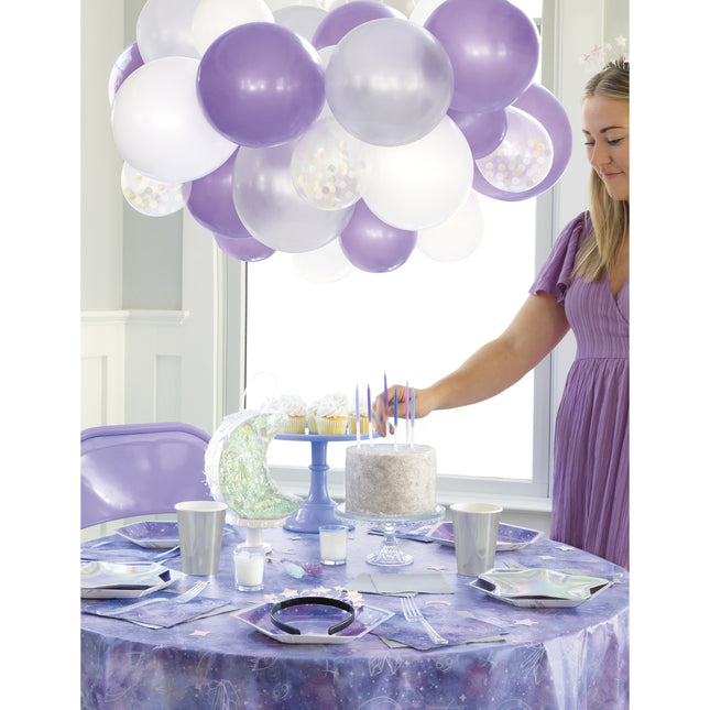 Guirlande de lettres violettes de joyeux anniversaire