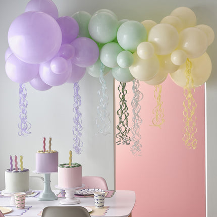 Arche de ballons colorés avec pompons