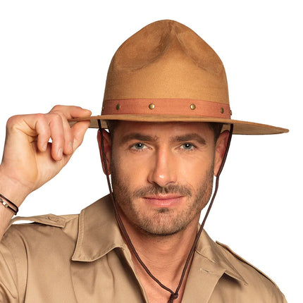 Ranger à chapeau marron