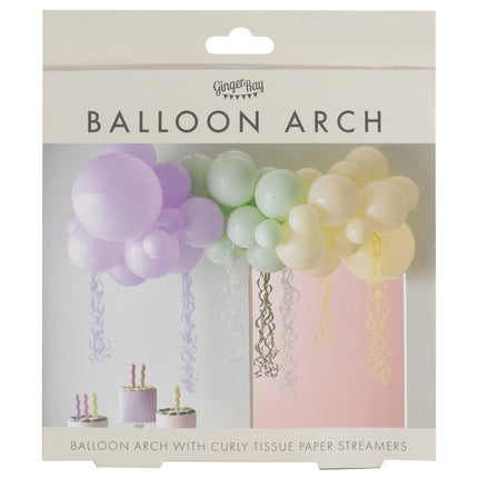 Arche de ballons colorés avec pompons