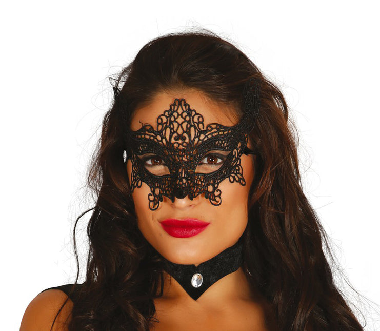 Masque brodé noir