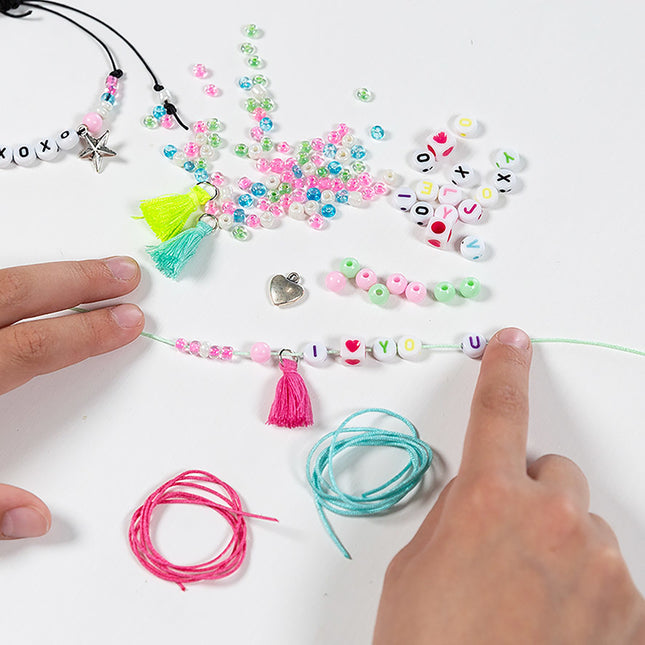 Fabrication de bracelets de lettres