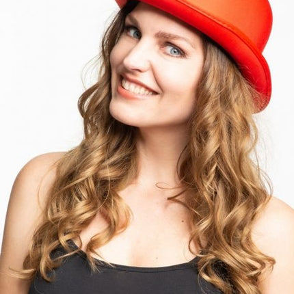 Chapeau melon rouge en satin